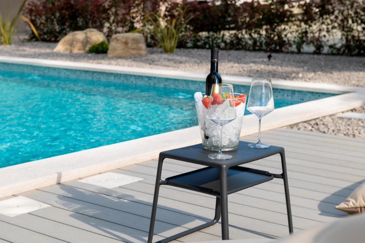 Luxury Villa Santa Cruz With Xl Pool And Jacuzzi Potpican Bagian luar foto