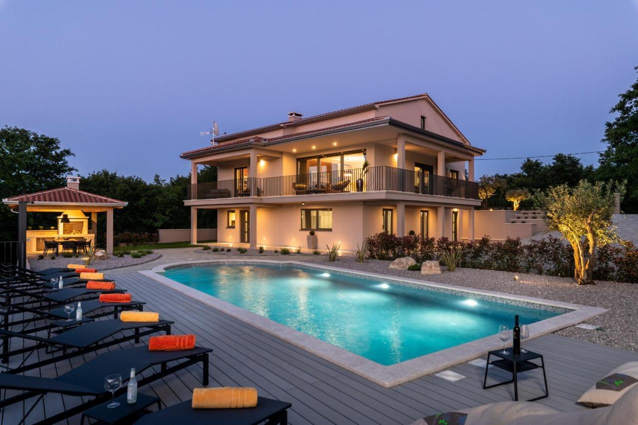 Luxury Villa Santa Cruz With Xl Pool And Jacuzzi Potpican Bagian luar foto