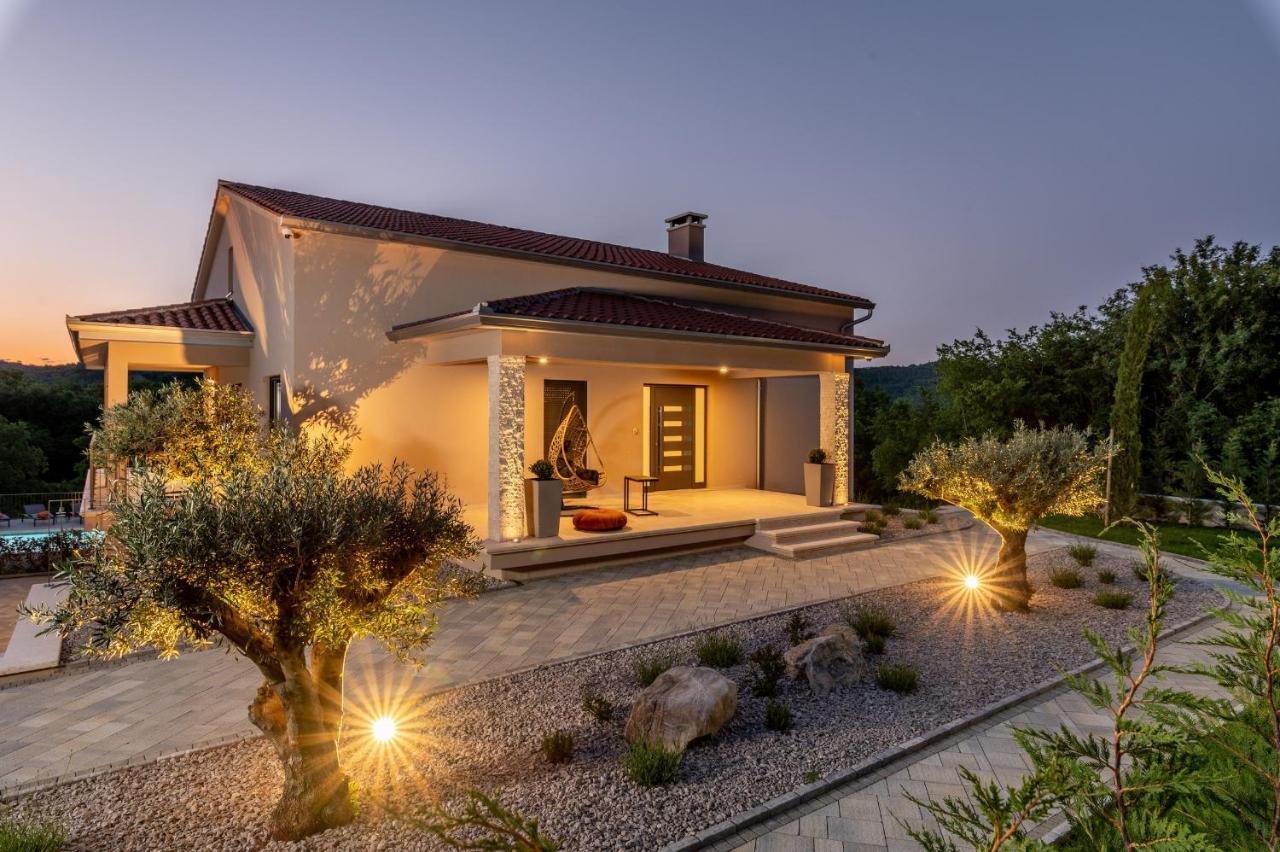 Luxury Villa Santa Cruz With Xl Pool And Jacuzzi Potpican Bagian luar foto