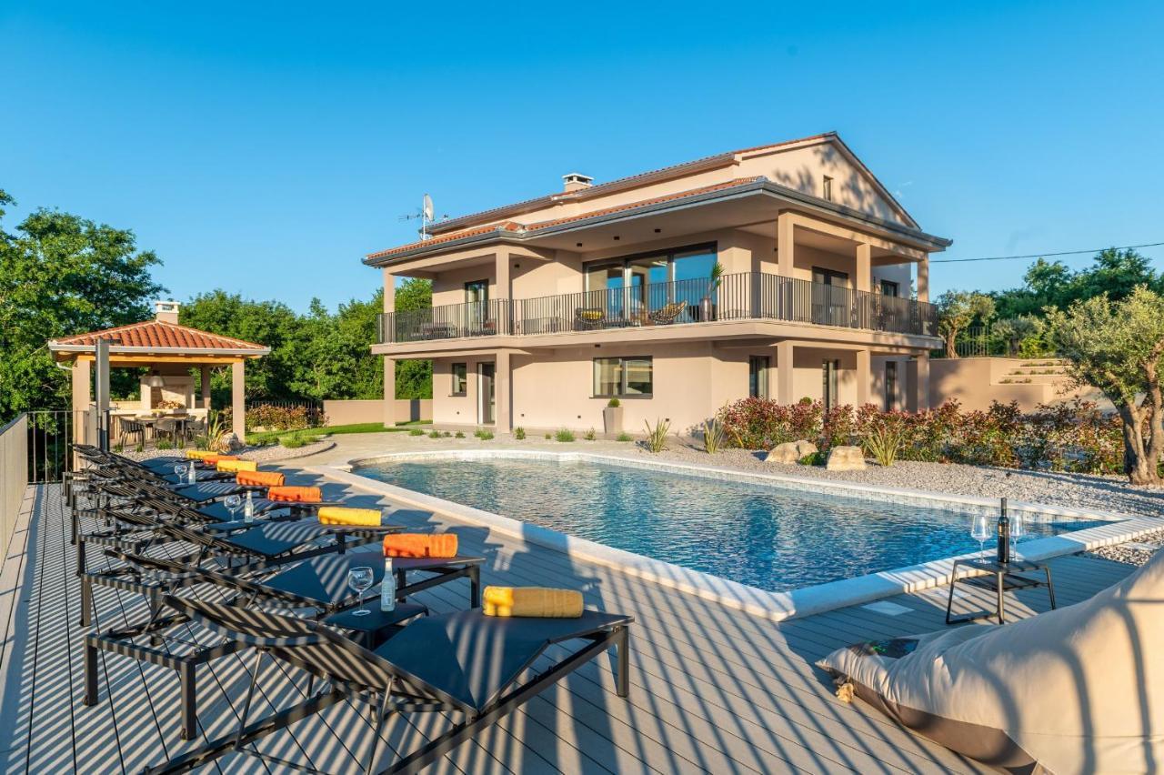 Luxury Villa Santa Cruz With Xl Pool And Jacuzzi Potpican Bagian luar foto