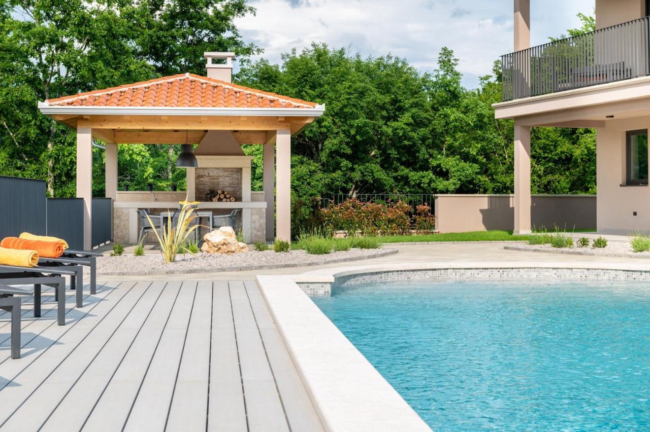 Luxury Villa Santa Cruz With Xl Pool And Jacuzzi Potpican Bagian luar foto