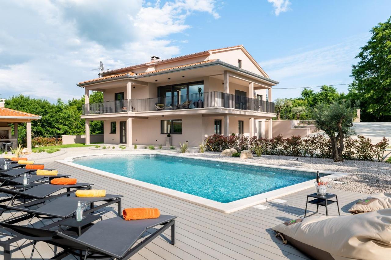 Luxury Villa Santa Cruz With Xl Pool And Jacuzzi Potpican Bagian luar foto